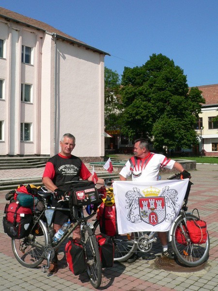 Zygmunt Szczepanek (z lewej) i Marek Rożniatowski odwiedzili rowerami miedzy innymi Ukrainę.