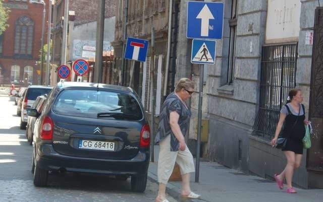 Ta droga jednokierunkowa w połowie kwietnia stała się ślepą uliczką, z której zgodny z prawem o ruchu drogowym wyjazd stał się niemożliwy. Jeszcze do wczoraj nikt nie zainteresował się tym, że jeden ze znaków wypadałoby na czas remontu zdjąć