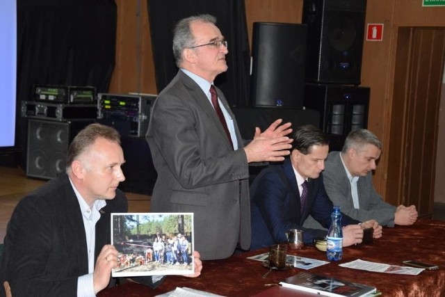 Piotr Szubarczyk z mieszkańcami Czarnego spotkał się wiosną, w ramach konsultacji w sprawie pomnika żołnierzy wyklętych