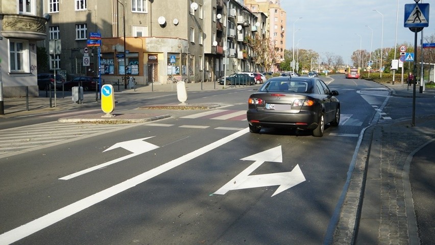 Zmiany dla kierowców na Wyszyńskiego. Do jazdy prosto został tylko jeden pas!