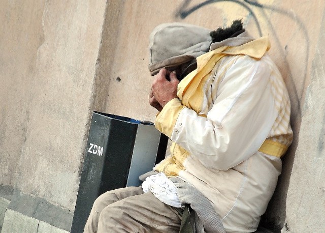 Niektórzy bezdomni zamiast schroniska wybierają ulicę