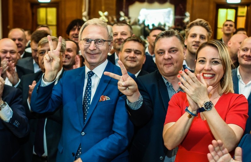 Według sondażowych wyników exit poll wybory do...