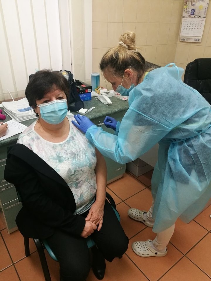 W szpitalu w Chmielniku ruszyły szczepienia przeciw COVID-19. "Koronawirus zbiera żniwo, korzystajmy ze szczepionki". Zobaczcie zdjęcia