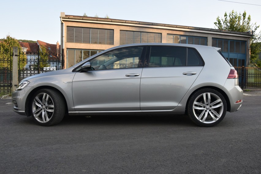 Volkswagen Golf VII hatchback jest dłuższy od swojego...