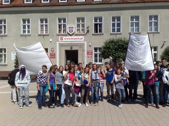Protest dzieci z Chwaliszewa przed ratuszem w Kcyni. Nie chcą zmiany dyrektora gimnazjum
