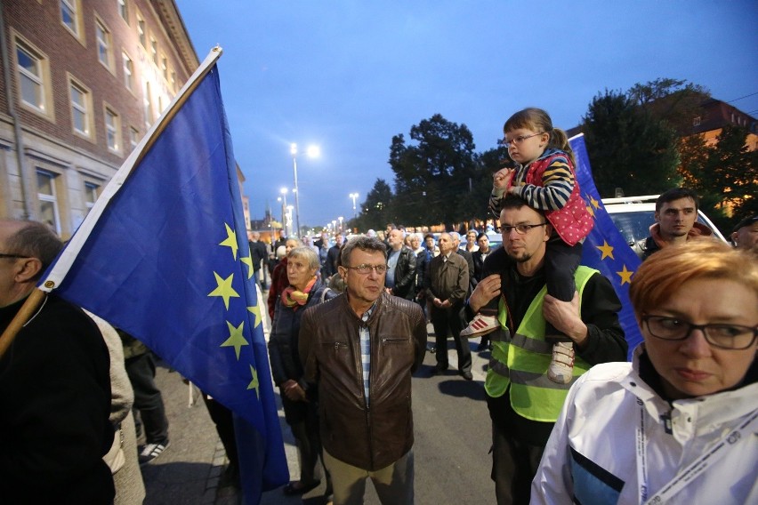 KOD w obronie sądów. Bo "Adrian dalej pozostaje Adrianem" [wideo]