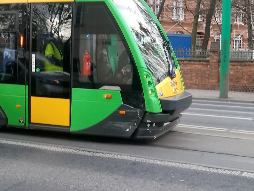 To zderzenia tramwaju z samochodem doszło na skrzyżowaniu...