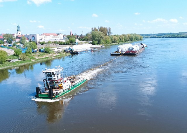 Transport zbiorników dla petrochemii w Płocku (tu na wysokości Fordonu) odbywa się na czterech barkach napędzanych holownikiem i pchaczem