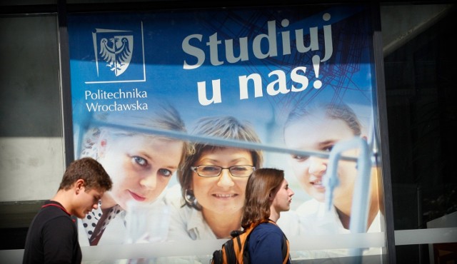 Uczelnie walczą o studentów jak mogą. Chcą, by to u nich kształcili się najlepsi. Ale nie tylko. Za każdym studentem idą pieniądze