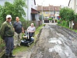 Na ulicy Dobrej niedobrze. Ludzie grzęzną w błocie