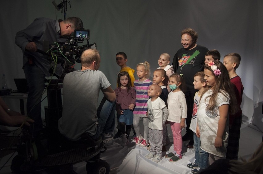 Mietek Szcześniak nagrał teledysk z dziećmi z Przylądka Nadziei