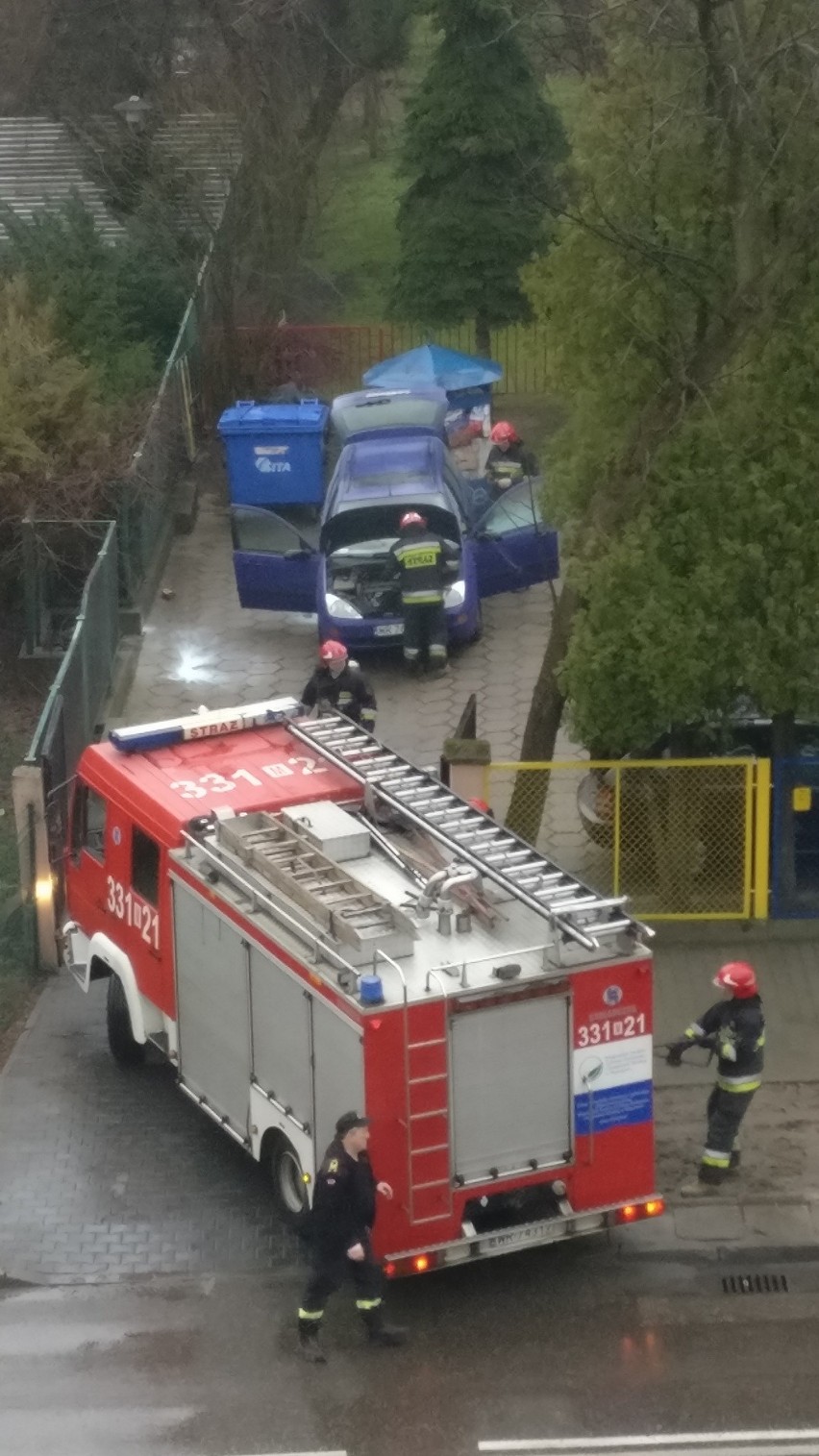 Pożar samochodu w Radomiu. Strażacy interweniowali przy ulicy Zbrowskiego