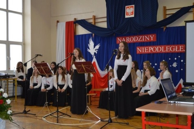 Akademia patriotyczna odbędzie się między innymi w Publicznej Szkole Podstawowej imienia Jana Pawła II w Odrzywole, gdzie uczniowie zaprezentują pieśni i wiersze o Ojczyźnie.