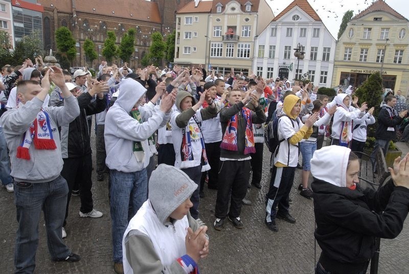 Zdjecia z przemarszu ulicami Slupska kibiców druzyny Gryf...