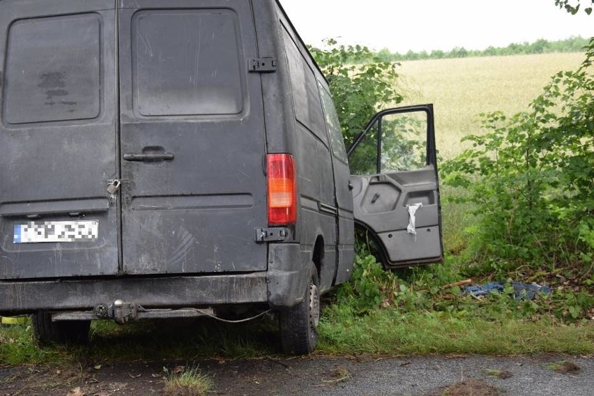 Tragiczny wypadek w Grucznie pod Świeciem. Samochód uderzył w drzewo, jedna osoba zginęła