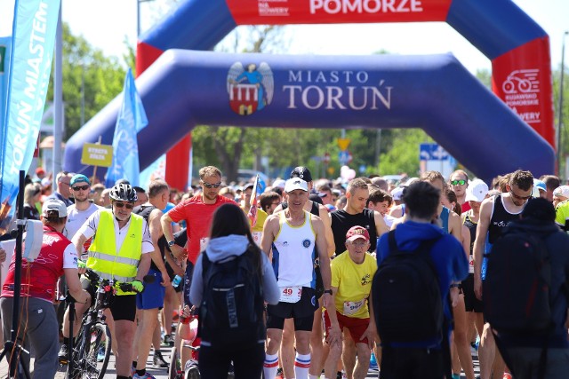 Setki biegaczy wzięło udział w Run Toruń 2022. Bieg główny to dystans 10 km. Biegano także na 5 km. Był także bieg dla dzieci.Aby zobaczyć zdjęcia z Run Toruń 2022 przesuń gestem lub strzałką w prawo>>>