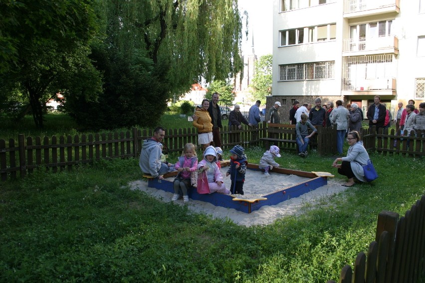 - To właśnie na podwórku spotykają się mieszkańcy,...