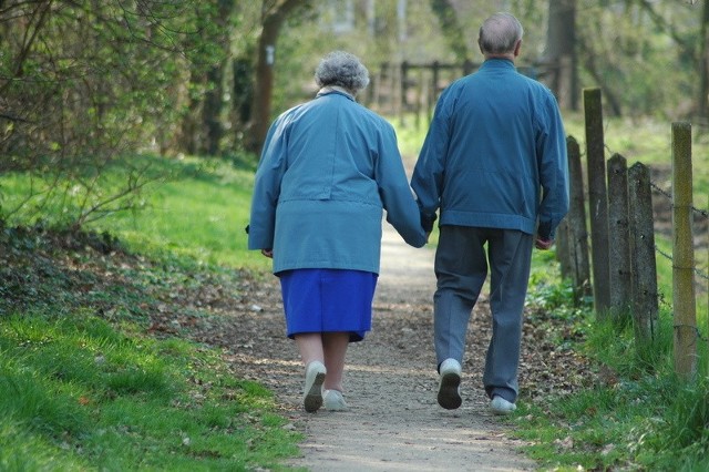 Starsze osoby ostatnio coraz częściej padają ofiarami naciągaczy.