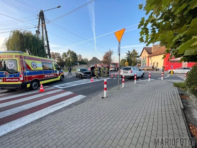Wypadek w Komprachcicach. 36-latka kierująca renault wymusiła pierwszeństwo na 18-latku prowadzącym volkswagena