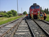 Wypadek na przejeździe kolejowym pod Lesznem. Pociąg zderzył się z busem