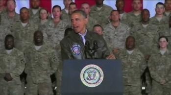 Bagram, Afganistan. Barack Obama niespodziewanie odwiedził Afganistan. Amerykański prezydent przyleciał do wojskowej Bazy Bagram, żeby podziękować za służbę żołnierzom w wigilię Dnia Pamięci Narodowej. Do końca roku większość z 32 tysięcy osób amerykańskiego kontyngentu zakończy misję i wróci do Stanów Zjednoczonych.