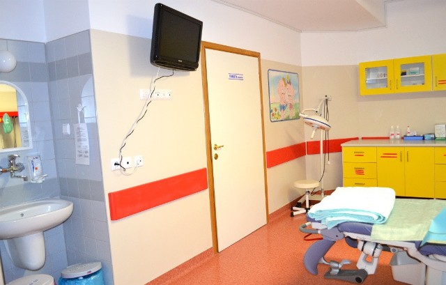 W sali porodowej jest komfortowe łóżko, za ścianą łazienka. Pacjentka może oglądać telewizję