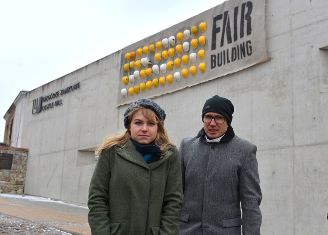 Dominika Janicka i Michał Gdak są autorami wystawy Fair Building, która po sukcesie w Wenecji zagości w Kielcach.