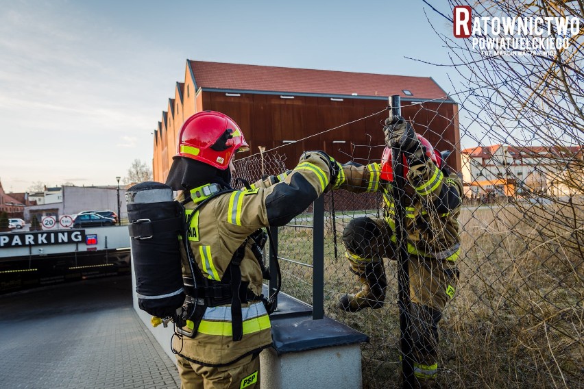 Ełk. Pożar pustostanu przy ulicy Kościuszki. W akcji brały udział trzy zastępy straży pożarnej z JRG