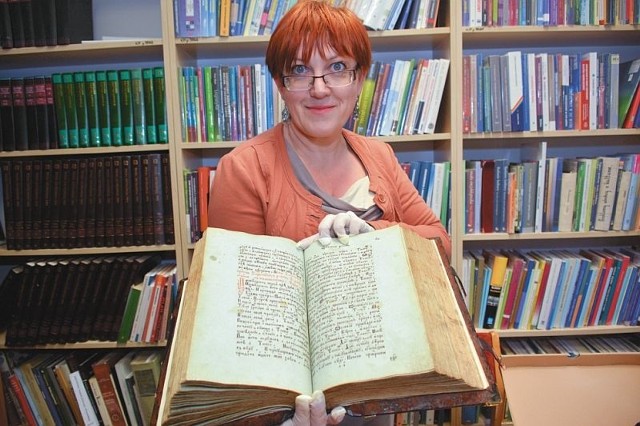 Teraz nasze cenne druki zostały uratowane - pokazuje Wioletta Buzun z Książnicy Podlaskiej. Na konserwację czekają kolejne. Nasi bibliotekarze liczą, że uda się na to zdobyć dotację z ministerstwa kultury.
