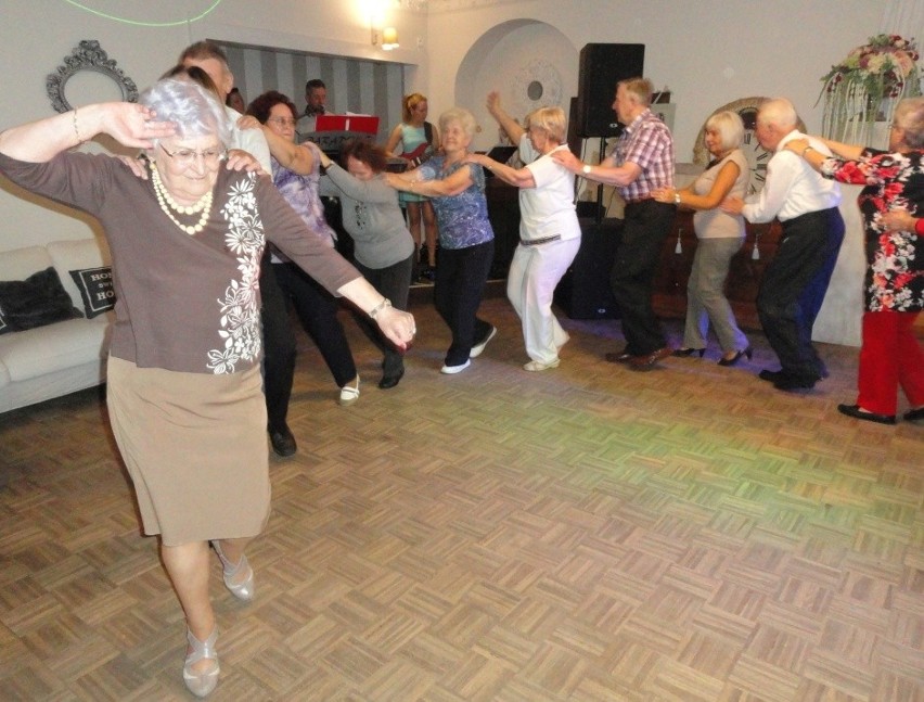 Seniorzy uwielbiaja tańczyć.
