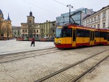 Tramwaje i autobusy wróciły na plac Wolności. Są tam aż cztery przystanki, z którego odjeżdża która linia?