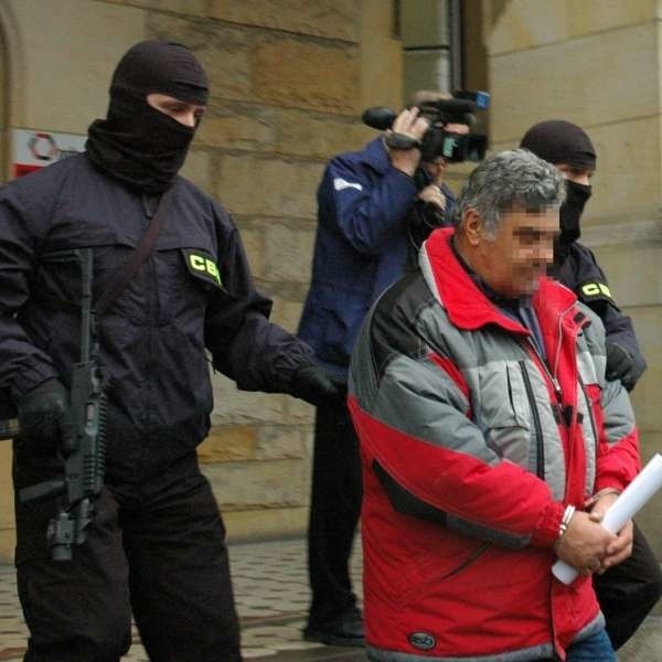 Wiesław B. wyprowadzany z budynku brzeskiego sądu przez funkcjonariuszy CBA.