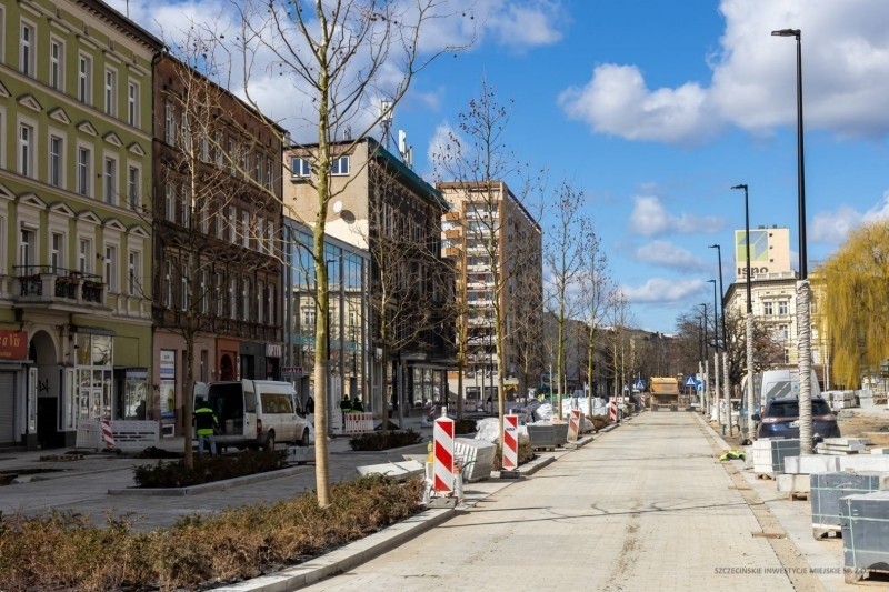 Aleja Wojska Polskiego w Szczecinie zmienia się w aleję pełną drzew [ZDJĘCIA]