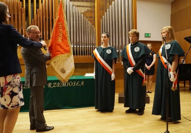 Swój pierwszy ważny jubileusz - 5-lecie działalności - obchodził Zespół Szkół Zawodowych Rzemiosła w Inowrocławiu. Z tej okazji szkoła otrzymała sztandar ufundowany przez rzemieślników zrzeszonych w Cechu Rzemiosł Rożnych w Inowrocławiu. Wręczony został on uczniom podczas uroczystości w Sali Muzycznej im. Ireny Dubiskiej.