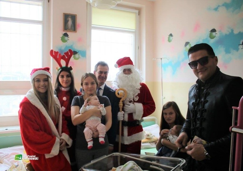 Limanowa. Mikołaj w towarzystwie gwiazdy disco polo odwiedził oddział dziecięcy szpitala [ZDJĘCIA]
