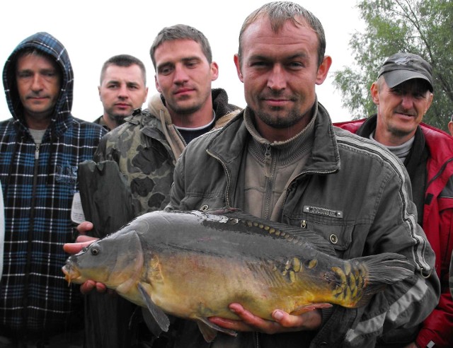 Rafał Kurcewicz z karpiem o wadze 5,8 kg.