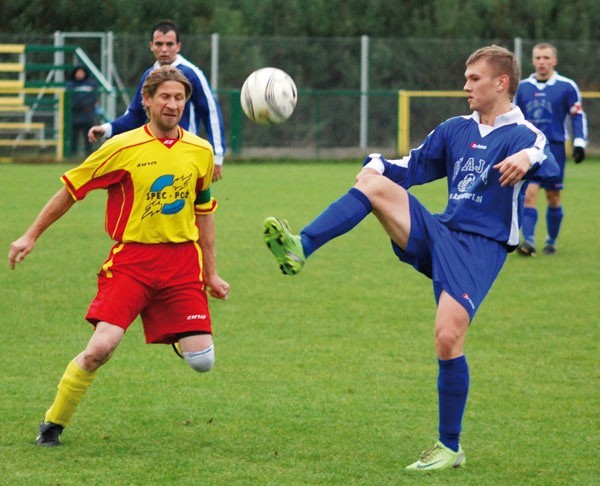 W Juchnowcu Hetman Białystok (niebieskie stroje) wyraźnie pokonał miejscowego Magnata (żółte koszulki)