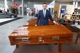 Trumna w kształcie bolidu i "prezydencka" - hity na targach Necroexpo (ZDJĘCIA)