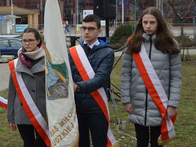 W niedzielę, 10 lutego, w Zielonej Górze odbyły się uroczystości upamiętniające pierwszą wywózkę Polaków na Sybir. Ich uczestnicy spotkali się przy pomniku Matki Sybiraczki, gdzie złożyli kwiaty i zapalili znicze.W uroczystościach wzięli udział Sybiracy, ich rodziny i bliscy. Najpierw uczestniczyli we mszy świętej w kościele pw. Najświętszego Zbawiciela. Po nabożeństwie zgromadzili się przy pomniku Matki Sybiraczki na pl. Kolejarza. Były poczty sztandarowe Zielonogórskich Sybiraków i Szkoły Podstawowej nr 2.- To symbol Golgoty Wschodu - mówił do zgromadzonych Wacław Mandryk, prezes Związku Sybiraków w Zielonej Górze, wskazując na pomnik Matki Sybiraczki. - Naszym matkom dziękujemy, że udało się nam wrócić stamtąd.Prezes Mandryk podkreślił, że w czterech masowych wywózkach, jakie miały miejsce w czasie II wojny światowej, na Sybir zesłano 1 350 000 osób. - Dzieci ucierpiały najbardziej. Zmarło około 150 tysięcy dzieci, 50 procent zesłanych lub tam urodzonych - dodał. - Mamy nadzieję, że pamięć o losach Polaków zesłanych na Syberię przetrwa.Na koniec uroczystości z głośników popłynął hymn Sybiraków: „Z miast kresowych, wschodnich osad i wsi, z rezydencji, białych dworków i chat myśmy wciąż do Niepodległej szli, szli z uporem, ponad dwieście lat...”. To znany marsz, do którego słowa ułożył Marian Jonkajtys.10 lutego 1940 roku, w ramach represji Związku Radzieckiego, miała miejsce pierwsza w czasie II wojny światowej masowa deportacja ludności (głównie polskiej) na Sybir. W tym samym roku były jeszcze dwie zsyłki: 13-14 kwietnia i w czerwcu, a kolejna w czerwcu 1941 roku.Zobacz wideo: Spotkanie opłatkowe Sybiraków w Zielonej Górze