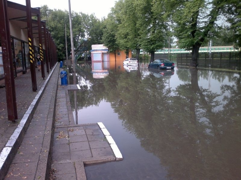 Po środowych opadach parking przy Centrum Handlowym Park...