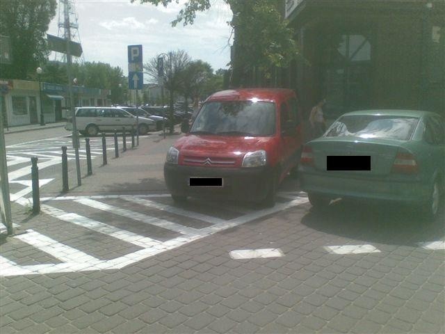 Parkowanie przy ul. Głowackiego w Ostrołęce
