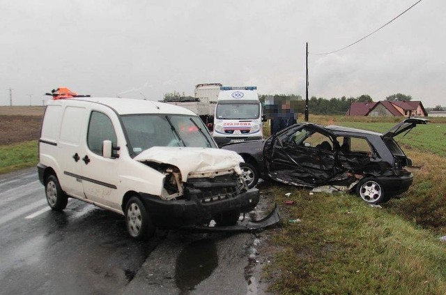 Na skutek zderzenia fiata z golfem zginął 45-letni kierowca tego drugiego samochodu.