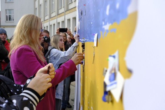 Happeningowi przy urzędzie marszałkowskim towarzyszył koncert. Do mapy Ukrainy klucze i fotografie ze słowami wsparcia przywiesiło kilkadziesiąt osób - także Polacy, którzy gościli uchodźców.