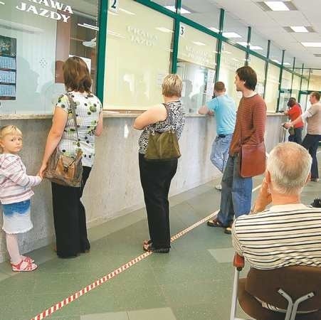 W wydziale komunikacji urzędnicy nie rozdają ulotek petentom