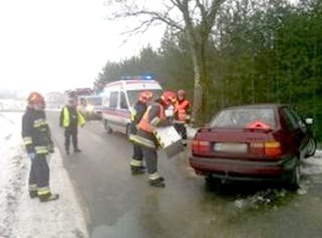 Skocze. Kobieta wpadła w poślizg i uderzyła w drzewo (zdjęcia)