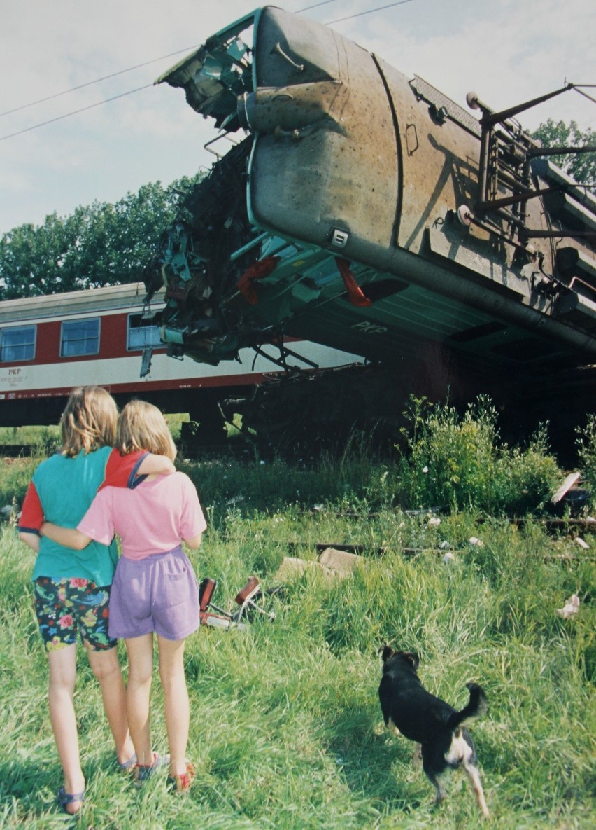 Elektrowóz i wagon pocztowy zostały zmiażdżone. Ten wypadek wstrząsnął regionem. Katastrofa kolejowa w Grajewie 17.07.1998.  (zdjęcia)