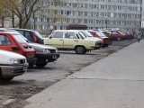Samochody na ulicach Polski sprzed 20 lat. Małe fiaty, duże fiaty, polonezy, żuki, nyski, trabant