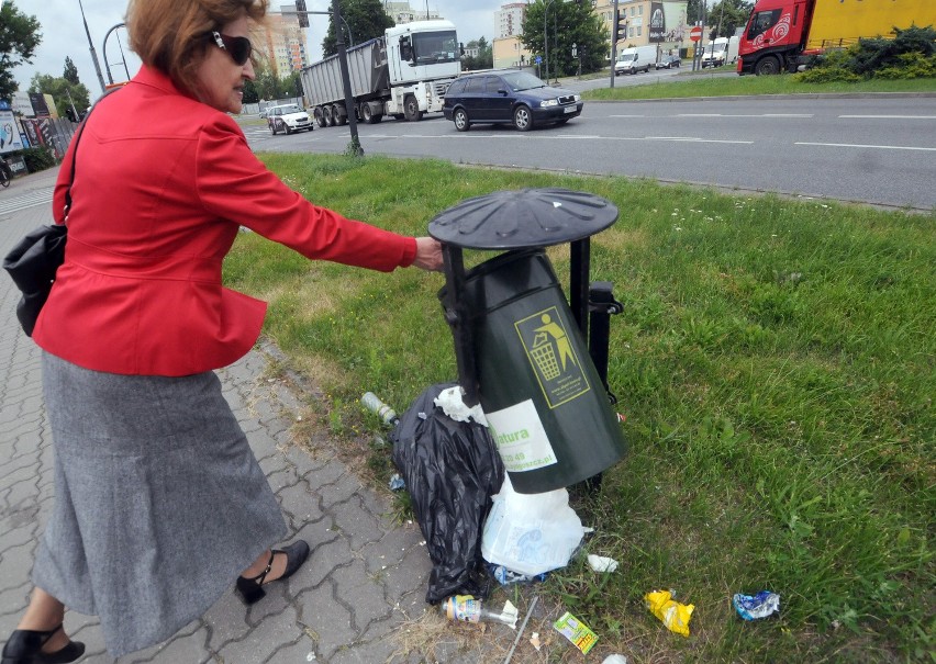 Skandal pod śmietnikiem. Bydgoszczanie są oburzeni