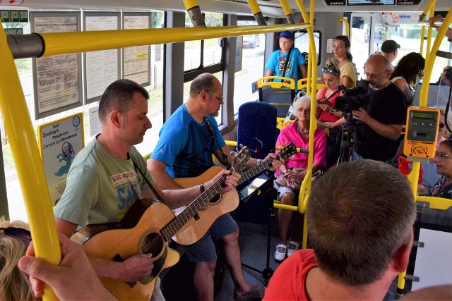 Jutro VI Blues Ino Festiwal. Dziś w autobusie linii nr 27 duet Bluesferajna zapraszał pasażer&oacute;w do udziału w tej imprezie. VI Blues Ino Festiwal. Będzie się działo! [zapowiedź, wideo]&lt;script class=&quot;XlinkEmbedScript&quot; data-width=&quot;640&quot; data-height=&quot;360&quot; data-url=&quot;//get.x-link.pl/058cbc7d-becb-3601-3c04-8fbe7cabddba,cdee0190-f66b-9fdf-705b-cf850533c4cb,embed.html&quot; type=&quot;application/javascript&quot; src=&quot;//prodxnews1blob.blob.core.windows.net/cdn/js/xlink-i.js?v1&quot;&gt;&lt;/script&gt;