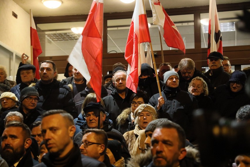 Przed siedzibą TVP3 Lublin odbył się protest po decyzji ministra kultury. Zdjęcia 